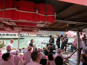 Tifoseria in rosa con intrattenimento musicale