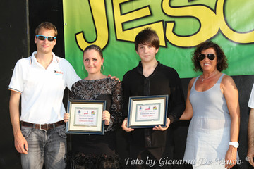 Giorgia Tommasella e Giulio Vallese premiati da Alex Schwazer e l'Assessore allo Sport Donatella Regazzo