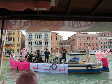 Gruppo musicale e mascotte sulla barca