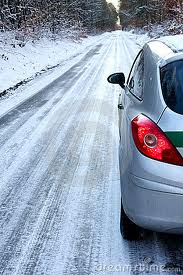 auto che corre su strada innevata